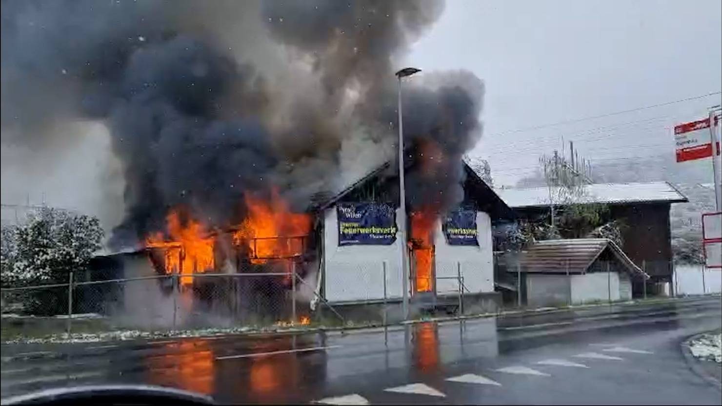 Brand in Frutigen: Feuerwerk-Firma brannte lichterloh | BärnToday