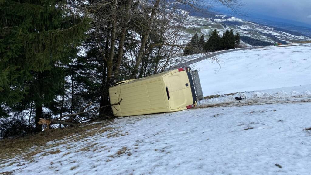 Gekippter Lieferwagen rutscht in Menzingen ZG Hang hinunter