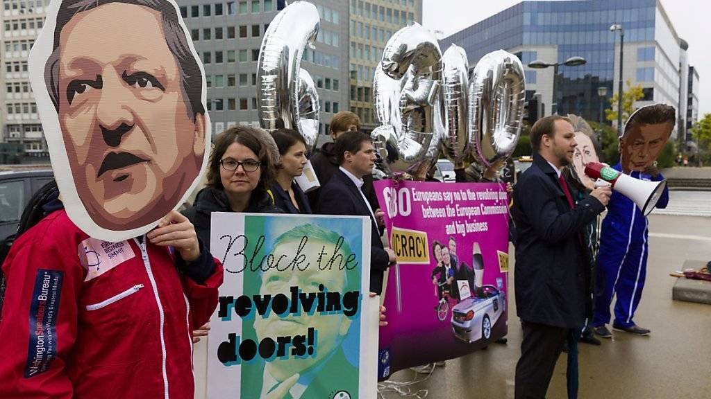 Aktivisten protestieren vor dem Sitz der EU-Kommission in Brüssel gegen den Wechsel des früheren EU-Kommissionspräsidenten José Manuel Barroso zur Investmentbank Goldman Sachs. Zehntausende unterzeichneten entsprechende Petitionen.
