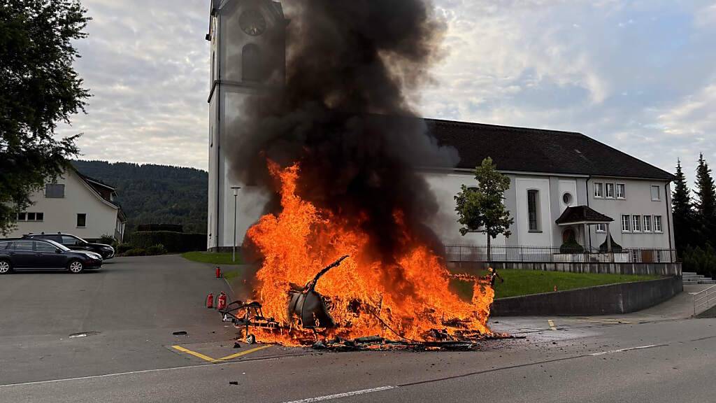 Der Wohnwagen brannte völlig aus. Die Ursache ist vorläufig noch unklar.