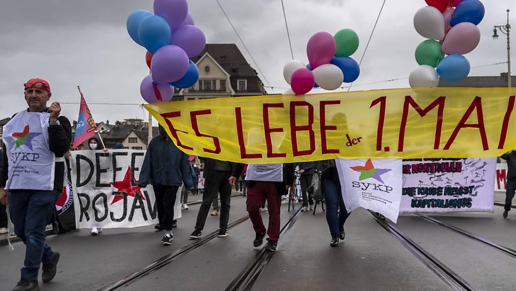 In Basel fand am Freitag trotz Versammlungsverbot eine unbewilligte 1. Mai-Kundgebung statt.