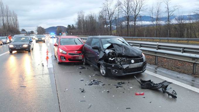 Zehn Autos in Unfälle auf A13 verwickelt