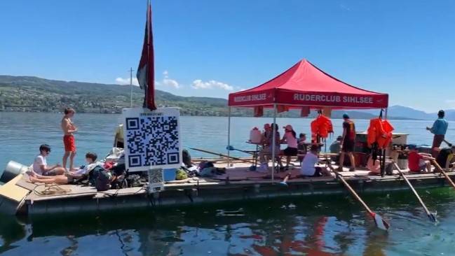 Teenager leben eine Woche auf selbstgebautem Floss auf dem Zürichsee