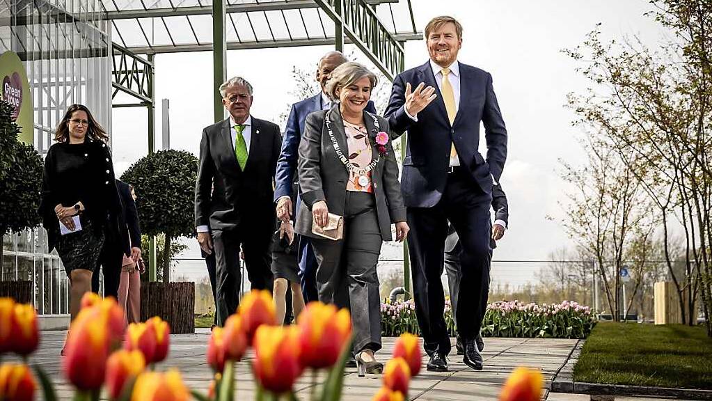 Willem-Alexander (r), König der Niederlande, nimmt an einer Führung über das Gelände der Floriade Expo 2022 teil. Die Weltgartenbauausstellung Floriade Expo 2022 wurde heute von König Willem-Alexander der Niederlande eröffnet. Foto: Remko De Waal/ANP/dpa