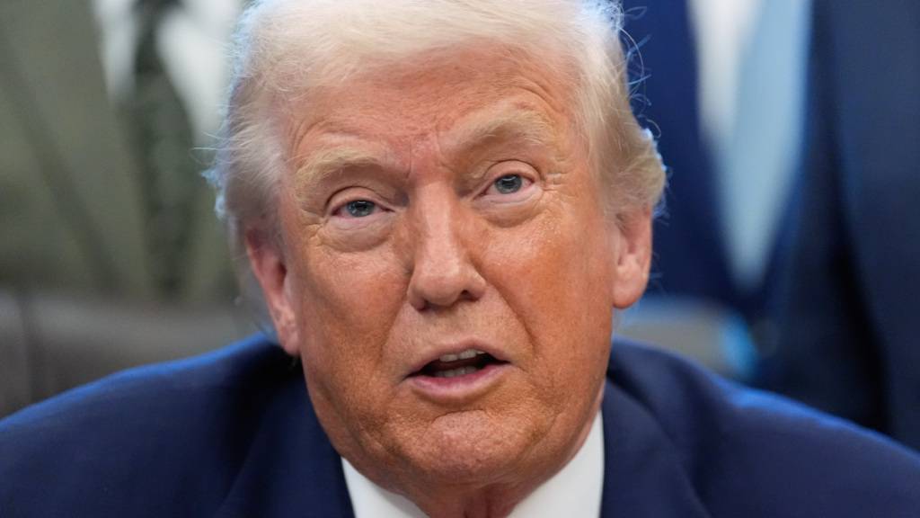 Donald Trump sieht sich als Verfechter der amerikanischen KI-Industrie. Selbst lässt der Präsident aber die Finger von ChatGPT und Co. (Archivbild)