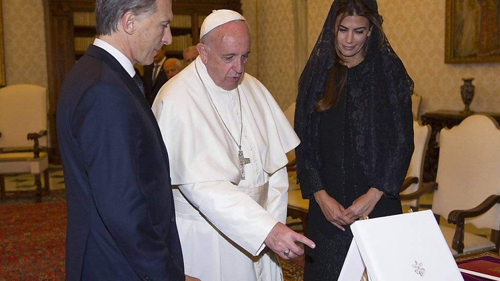 Der Papst empfängt im Vatikan Präsident Macri und dessen Frau. Als Geschenk brachte das argentinische Staatsoberhaupt unter anderem Musik aus der gemeinsamen Heimat mit.