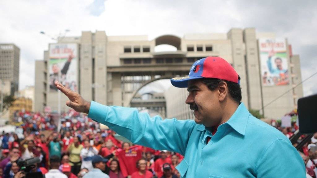 «Wer nicht arbeiten will, soll abhauen»: Venezuelas Präsident Maduro vor Regierungsanhängern in Caracas.