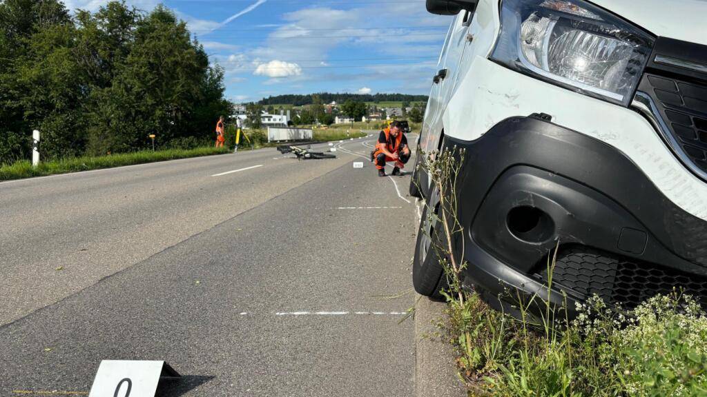 E-Biker bei Kollision mit Lieferwagen in Gossau ZH schwer verletzt