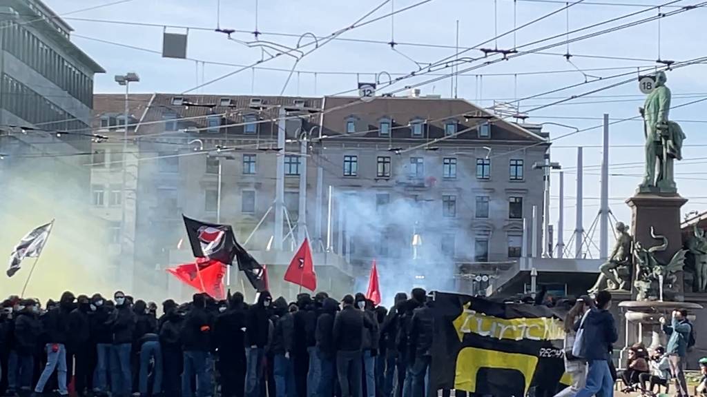 Demos in Zürich: Polizei setzt Pfefferspray ein