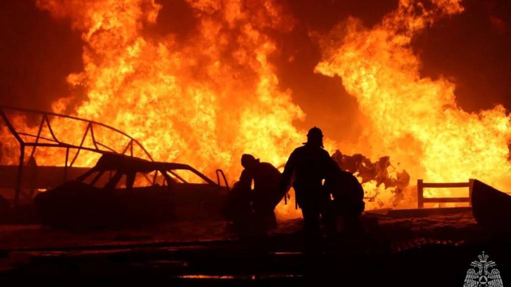 HANDOUT - In diesem Bild, das aus einem Video des Pressedienstes des russischen Ministeriums für Notfallsituationen stammt, löschen Feuerwehrleute einen Brand an einer Tankstelle in der Nähe der Hauptstadt Dagestans. Foto: Uncredited/Russian Emergency Ministry Press Service/AP/dpa - ACHTUNG: Nur zur redaktionellen Verwendung und nur mit vollständiger Nennung des vorstehenden Credits