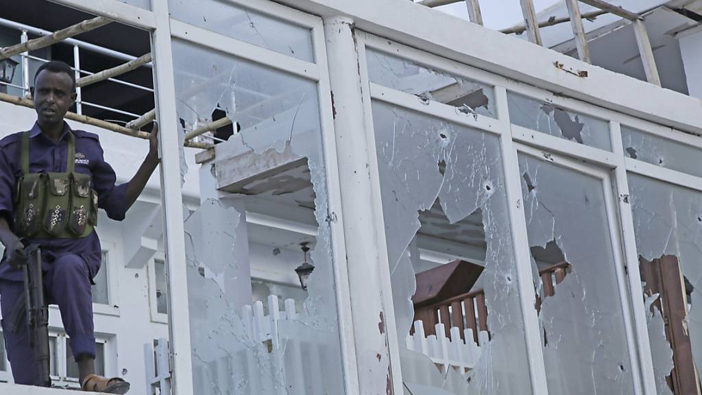 dpatopbilder - ARCHIV - Ein somalischer Soldat nach einem Terroranschlag der islamistischen Terrorgruppe Al-Shabaab im Juni. Die Regierung in Mogadischu meldet aktuell Erfolge im Kampf gegen die Terrormiliz. (Archivfoto) Foto: Farah Abdi Warsameh/AP