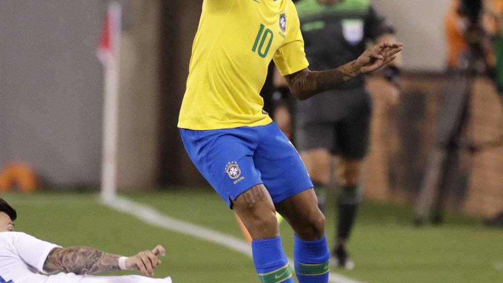 Neymar (am Ball) traf im ersten Nach-WM-Testspiel von Brasilien gegen die USA
