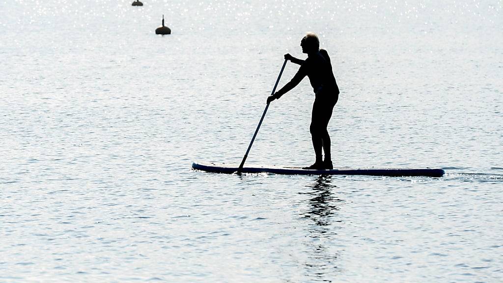 Im österreichischen Teil des Bodensees wird ein Stand-up-Paddler vermisst. Die Polizei geht davon aus, dass er ertrunken ist. (Symbolbild)
