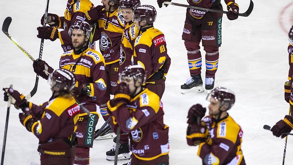 Hängende Köpfe bei den Servette-Akteuren nach der sechsten Heimniederlage hintereinander mit 2:3 gegen den SC Bern