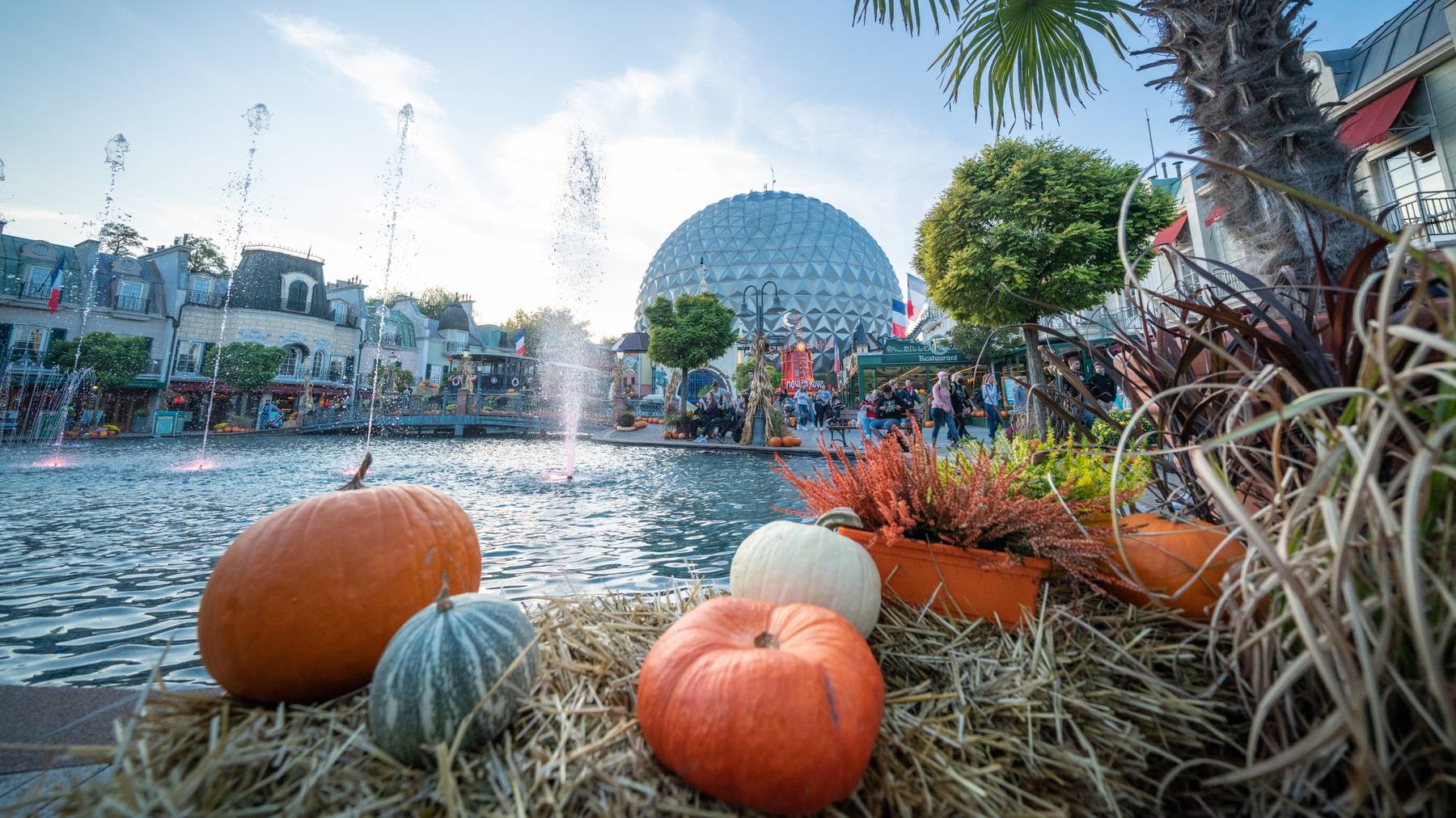 Europa-Park_Halloween_Deko_Frankreich_Kürbisse