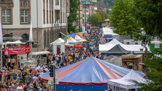 Jubiläum mit 3000 Torten gefeiert