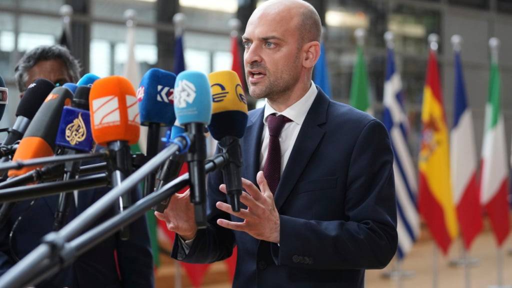 ARCHIV - Der französische Außenminister Jean-Noel Barrot spricht, als er zu einem Treffen der EU-Außenminister im Gebäude des Europäischen Rates in Brüssel eintrifft. Foto: Virginia Mayo/AP/dpa