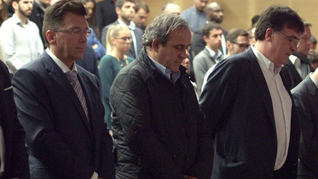 Der suspendierte UEFA-Präsident Michel Platini (Mitte) bei einer Schweigeminute für die Opfer der Terroranschläge in Paris.(Archiv) Platini reagierte wütend auf ein Statement des Sprechers der FIFA-Ethikkommission, wonach es einen Beleg für korruptes Verhalten Platinis gebe.