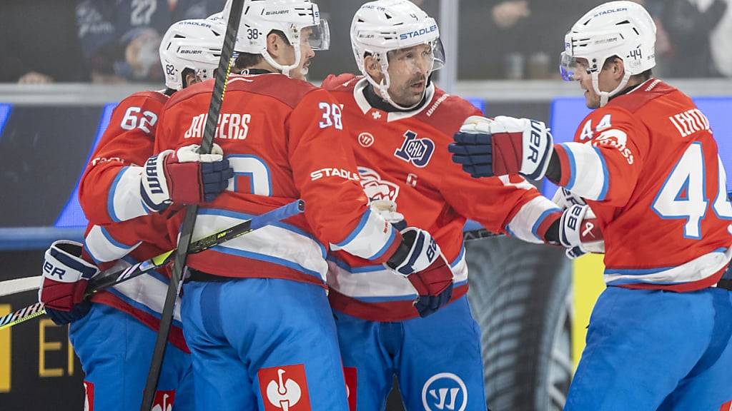 Die Spieler der ZSC Lions freuen sich über das 1:1