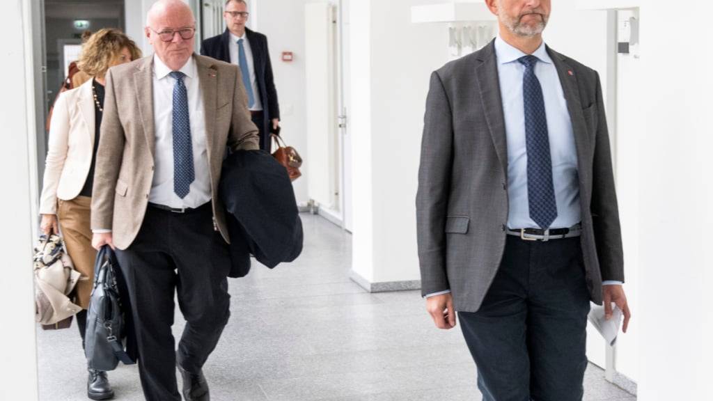 Unterschiedliche Standpunkte: Im Anschluss an ein Treffen zwischen SBB-CEO Vincent Ducrot (links) und dem Tessiner Regierungspräsidenten Norman Gobbi (rechts) ist Ende Oktober Distanz spürbar. (Archivbild)