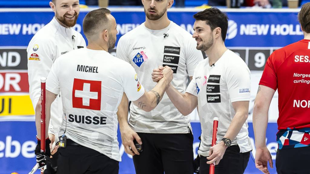 Das Schweizer Team mit Skip Yannick Schwaller (ganz links), Sven Michel, Pablo Lachat-Couchepin und Benoît Schwarz-Van Berkel stehen im EM-Final