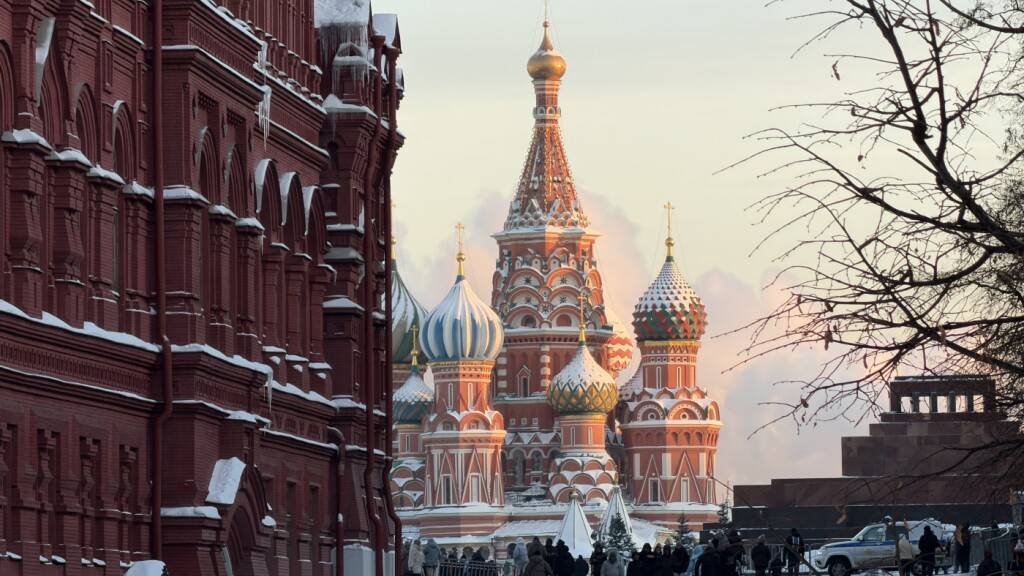 ARCHIV - Die Basilius-Kathedrale auf dem Roten Platz in Moskau. Foto: Ulf Mauder/dpa/Archivbild