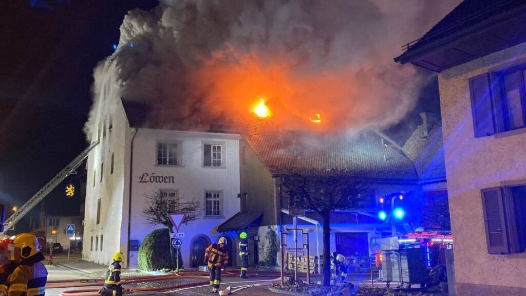 Nach dem Brand eines historischen Gebäudes in Erlinsbach SO hat die Polizei eine tote Person in dem zerstörten Haus geborgen.