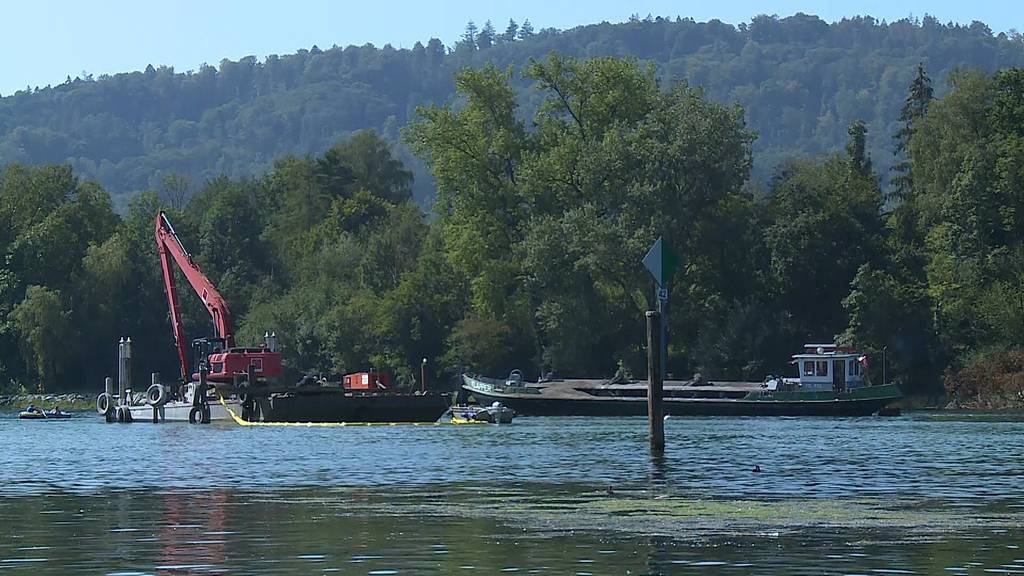 Bagger auf dem Rhein schaufelt Fluss für die Schifffahrt frei