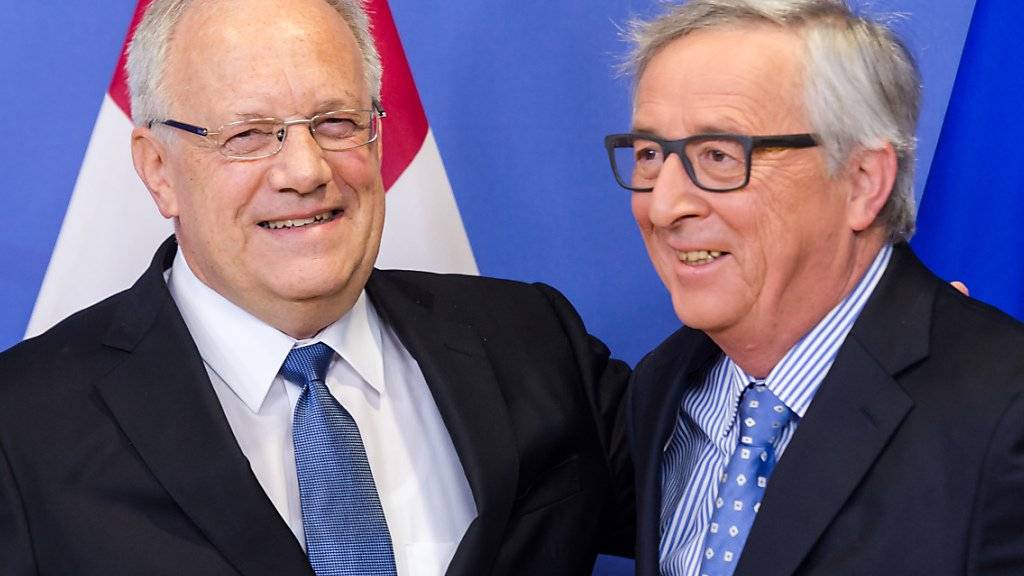 Bundespräsident Johann Schneider-Ammann hat Mitte Januar EU-Kommissionspräsident Jean-Claude Juncker getroffen. Er warb in Brüssel für eine schnelle Lösung bei der Personenfreizügigkeit. Genutzt hat die Charmeoffensive nichts: Die Schweiz muss wegen Grossbritannien bis zum 24. Juni warten.