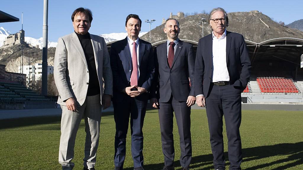 Sions Klubpräsident Christian Constantin, die Politiker Philippe Varone und Frédéric Favre sowie Martin Zurwerra, der Präsident des kantonalen Fussballverbandes (von links nach rechts), spannen zugunsten des Walliser Fussballs zusammen