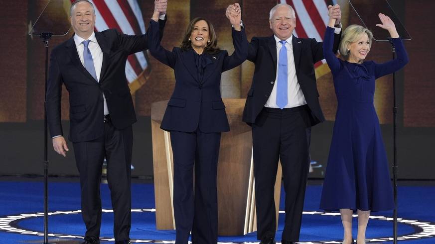 Kamala Harris mit Ehemann Doug Emhoff (links), Vizepräsidentschaftskandidat Tim Walz und dessen Frau Gwen.