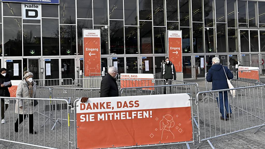 In der Wiener Stadthalle werden in einer Teststraße Corona-Massentestungen durchgeführt. Foto: Herbert Neubauer/APA/dpa