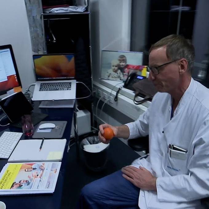 Hirslanden-Chirurg isst in Mega-Schicht nur drei Mandarinli und ein Joghurt 