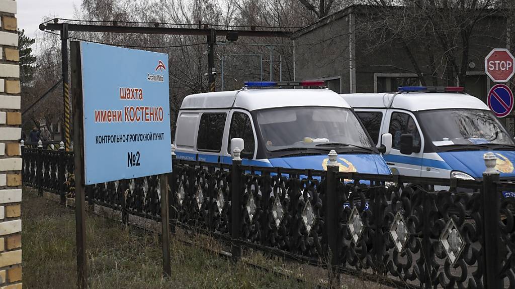 Krankenwagen stehen an der Kohlemine. Foto: Uncredited/AP/dpa
