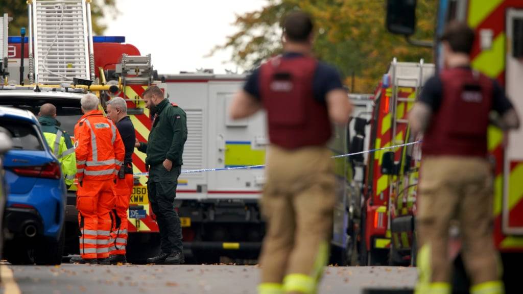 Rettungskräfte arbeiten am Tatort eines Angriffs an der Synagoge der Heaton Park Hebrew Congregation in Crumpsall, Manchester. Foto: Uncredited/AP/dpa
