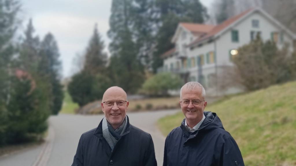 Tobias Karcher (links) und Toni Kurmann vom Jesuitenorden vor der «Alten Villa», einem Gründerzeit-Gebäude auf dem Areal des Lassalle-Hauses.