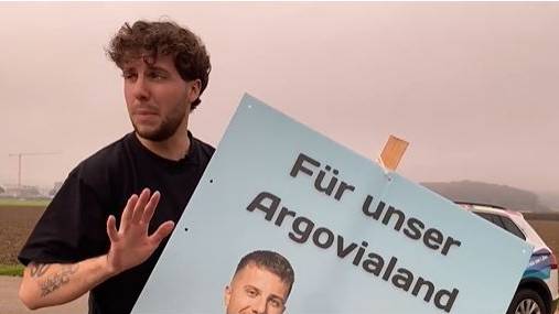 Matteo musste Wahlplakate finden