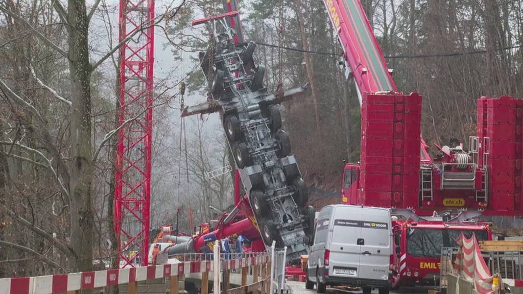 Unfall mit Pneukran: Komplizierte Bergungsarbeiten in Stallikon