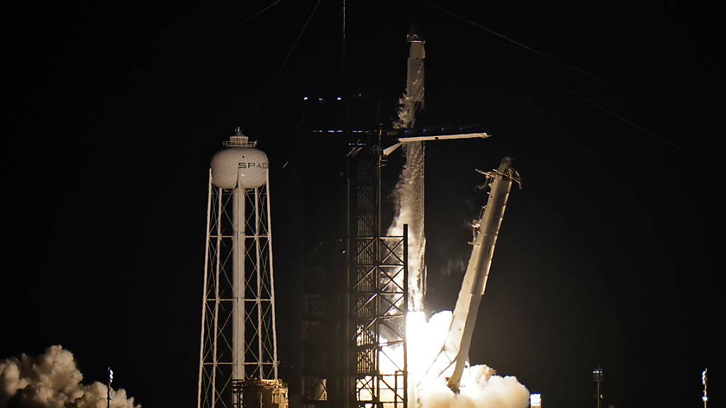 Eine SpaceX Falcon 9 Rakete mit vier Privatpersonen an Bord hebt von der Rampe 39A des Kennedy Space Centers ab. Foto: Chris O'meara/AP/dpa