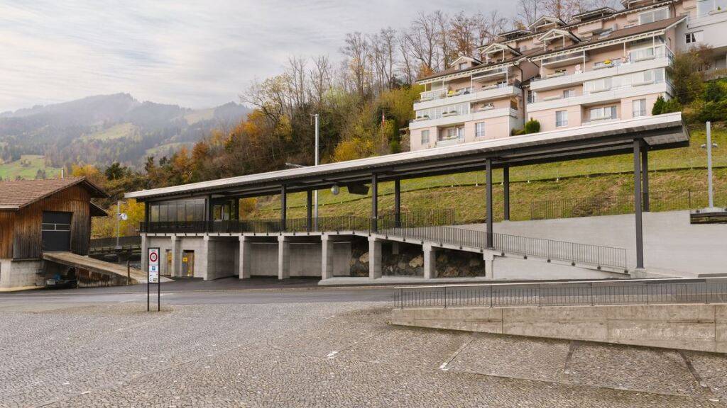 Von der neuen Haltestelle der Südostbahn in Sattel profitieren auch die Busse.