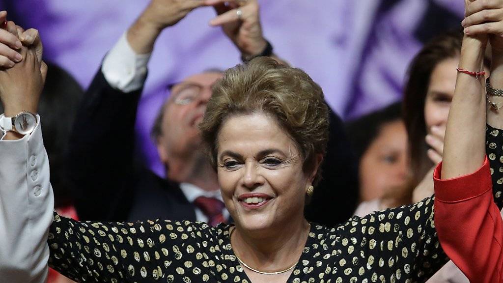 Ihr droht heute die vorübergehende Absetzung: Brasiliens Präsidentin Dilma Rousseff. Der Senat berät aber 14 Uhr mitteleuropäischer Zeit.