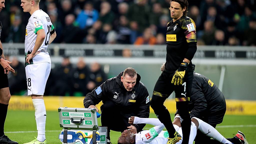 Denis Zakaria liegt nach einem heftigen Zusammenprall mit seinem Goalie Yann Sommer mit schmerzverzerrtem Gesicht am Boden