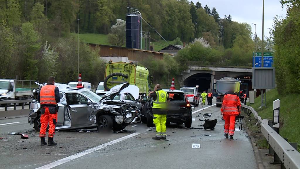 Kollision mit vier beteiligten Fahrzeugen fordert vier Verletzte