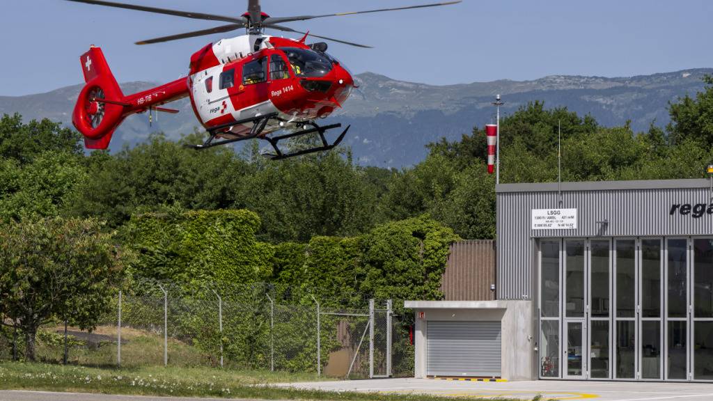 Um die schwer verletzte Frau ins Spital zu bringen, wurde ein Helikopter der Rettungsflugwacht aufgeboten. (Symbolbild)