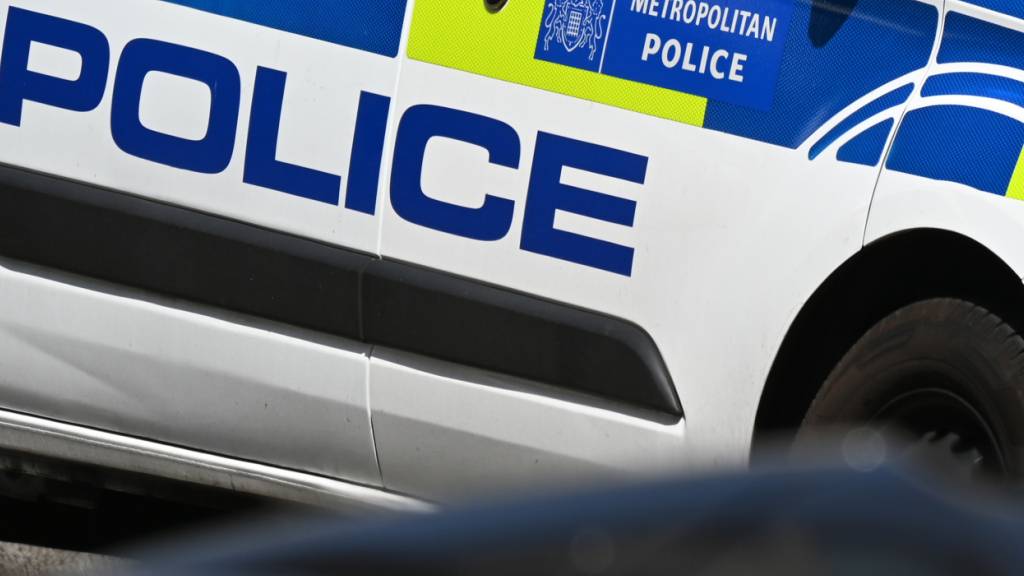 ARCHIV - Das Logo der «Metropolitan Police» ist auf einem Polizeiwagen in der Innenstadt von London zu sehen. Foto: Anna Ross/dpa