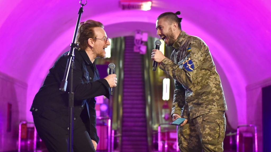 Bono singt für Fans und Soldaten in U-Bahn-Station