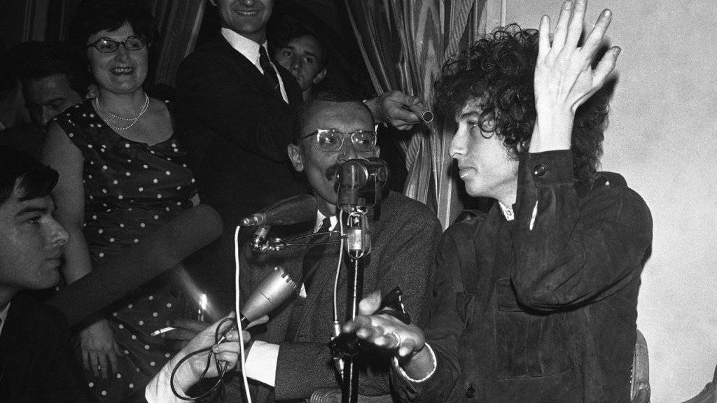 Bob Dylan (r) 1966 während seiner Welttournée in Paris. 50 Jahre später veröffentlicht er jetzt eine dicke CD-Box mit den Aufnahmen von damals. (Archivbild)