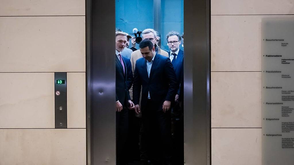 Christian Lindner (FDP, l), amtierender Bundesminister der Finanzen und FDP-Parteivorsitzender, kommt neben Bijan Djir-Sarai (M), FDP-Generalsekretär, nach seiner Entlassung durch den Bundeskanzler zu einem Pressestatement. Foto: Christoph Soeder/dpa