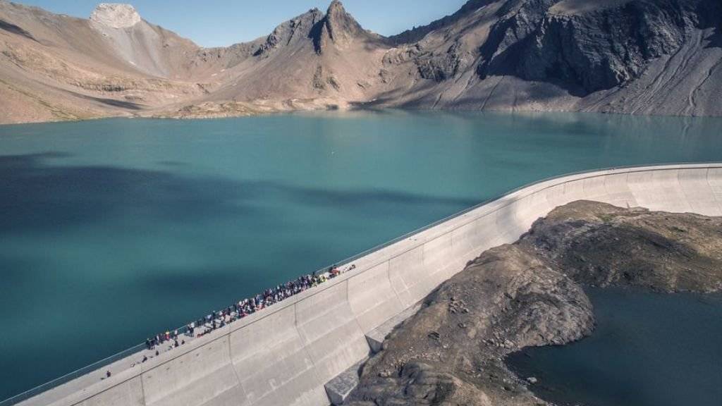 Die längste Staumauer der Schweiz und die höchste Europas auf 2500 Meter blieb unversehrt. Der Muttsee GL liegt nur wenige Kilometer weit weg vom Epizentrum des Erdbebens im Grenzgebiet der Kantone Uri, Schwyz, und Glarus.