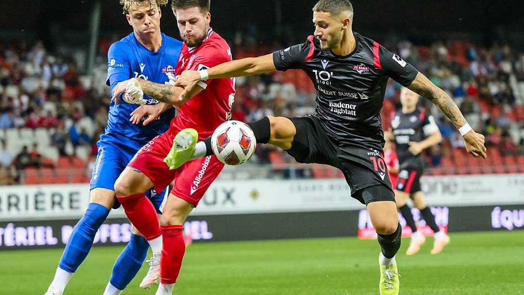 Badens 1:0-Torschütze Rajmond Laski behauptet sich am Ball. (Archivbild)